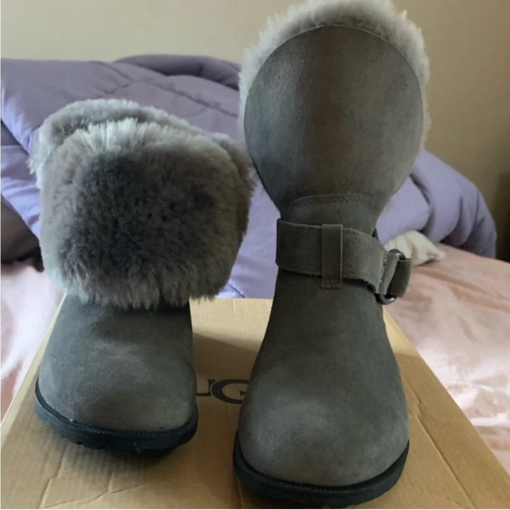 X SOLD X UGG women’s Bodie boots -Charcoal, size7 brand new w/box - Picture 2 of 5